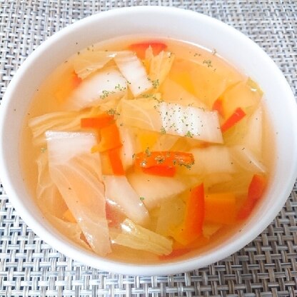 余っていたパプリカとニンジン・白菜を使って作ってみました(^^)
パプリカがはいると鮮やかなスープになって食卓が華やかになりました！